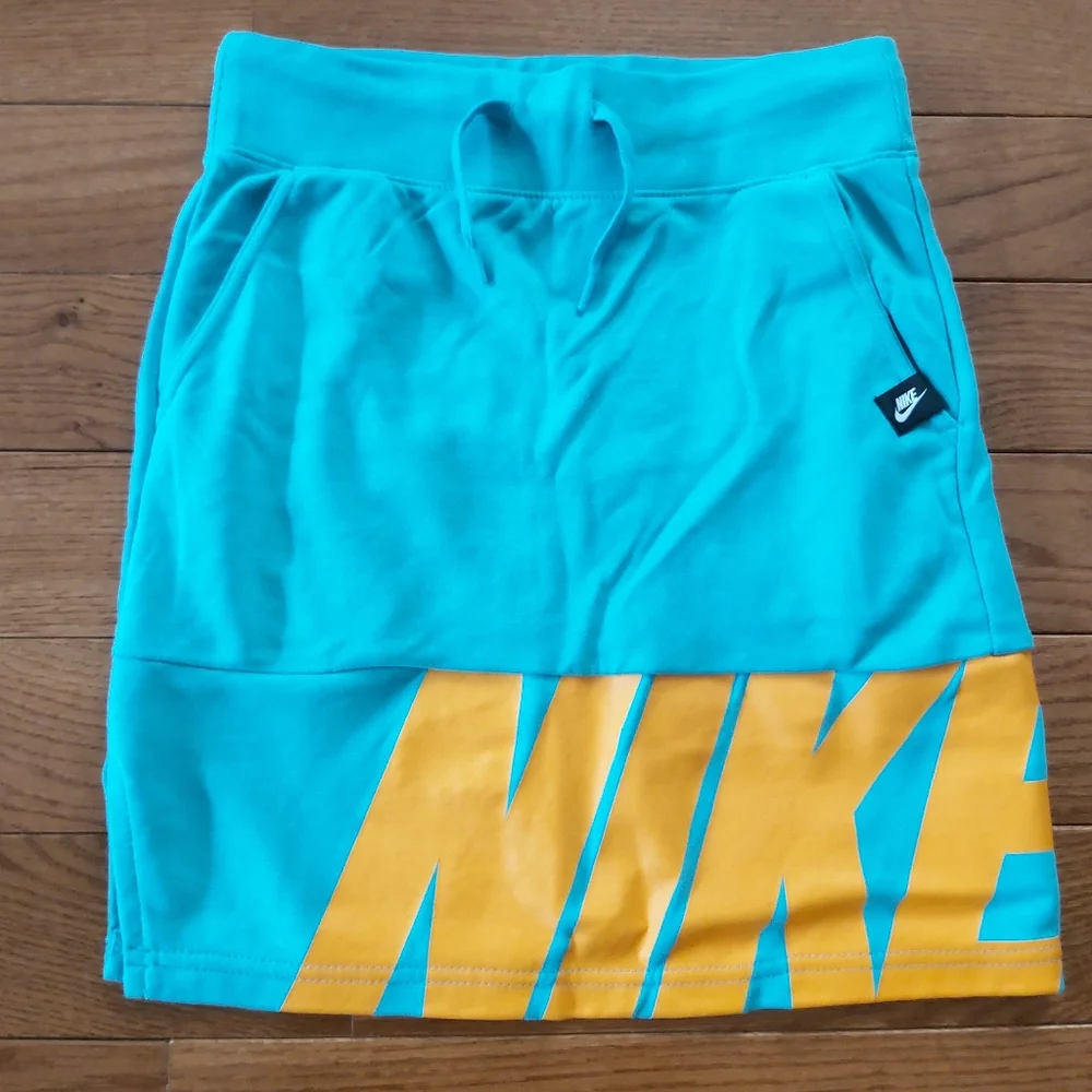 Gorgeous girls Nike skirt - Picture 1 of 2